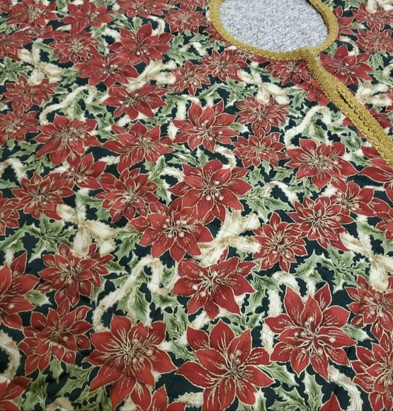 Vintage Handmade Quilt and Embroidered Pointsetta Christmas Tree Skirt - Picture 4 of 8